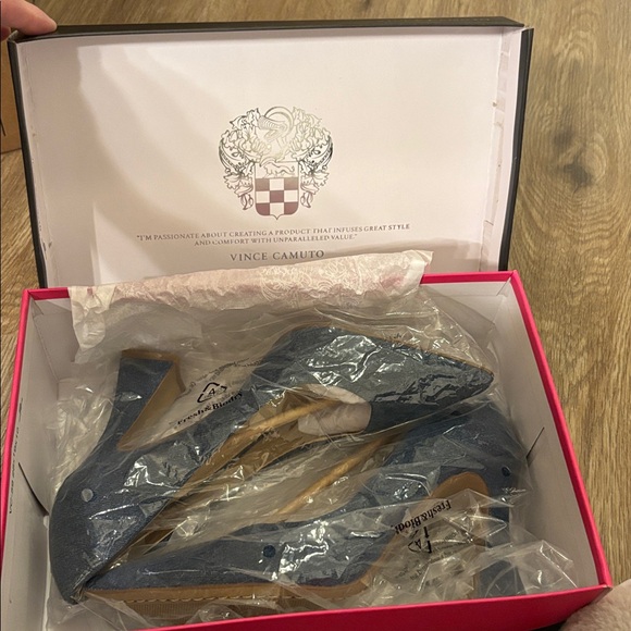 NIB Vince Camuto Denim Blue Heels SIZE 7 - Picture 6 of 6